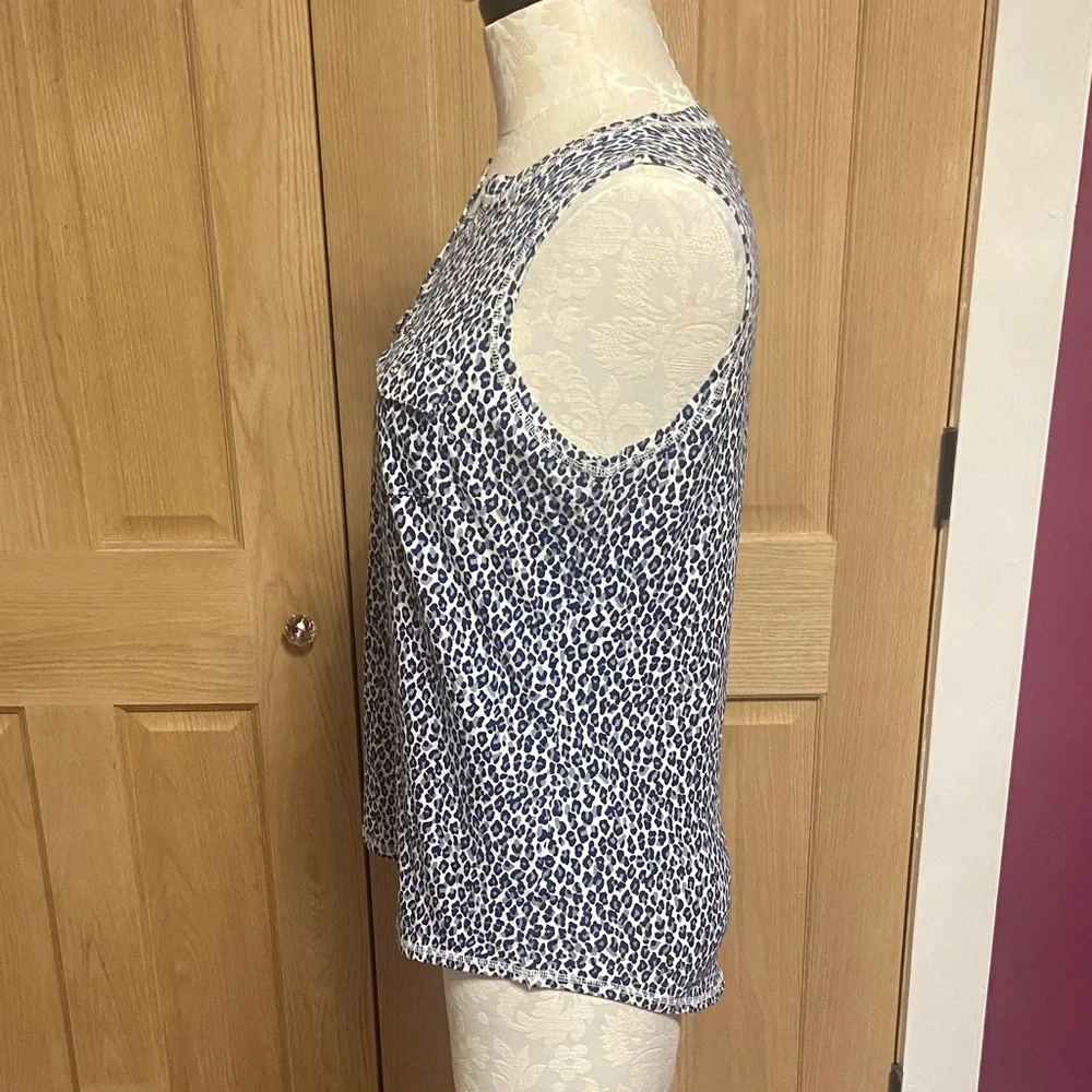 Liz Claiborne White and Blue Patterned Sleeveless Blouse